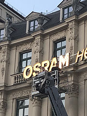 „OSRAM - Hell wie der lichte Tag" leuchtet wieder - Neue Buchstaben für OSRAM Werbung am Münchner Stachus wurden am 22.02.2021 installiert (©Foto: Martin Schmitz)
